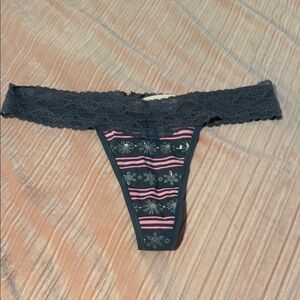 💕Victoria’s Secret low-rise thong gray pink silver size medium NWT